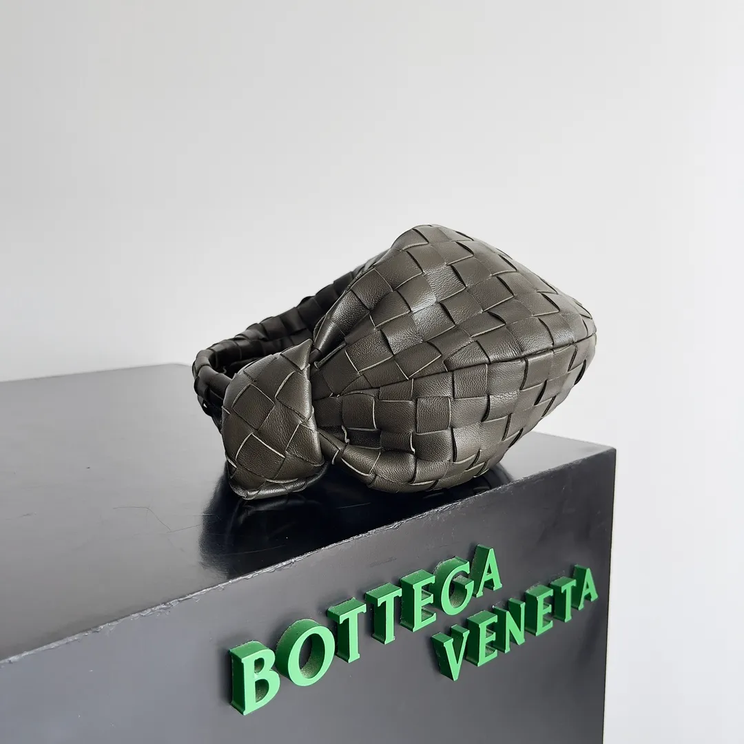 Batch 1120 Bottega veneta͙.——The latest braided and knotted hobo🔥 The top-grade lambskin leather is very soft, the bag shape is unique, practical and durable. It retains the traditional weaving elements while being a bit more flamboyant ~ Made of hand-woven sheepskin, zipper opening and closing, curved seamless structure, effortless to match. Highly recommended⚠️⚠️⚠️ The highest-end in the market🌈 Welcome to compare [Factory equipped with full package] size: 23x15x5cm.   Model: 651876